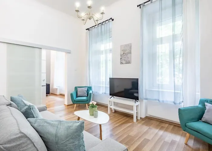 Comfy And Bright Apartment In The Center