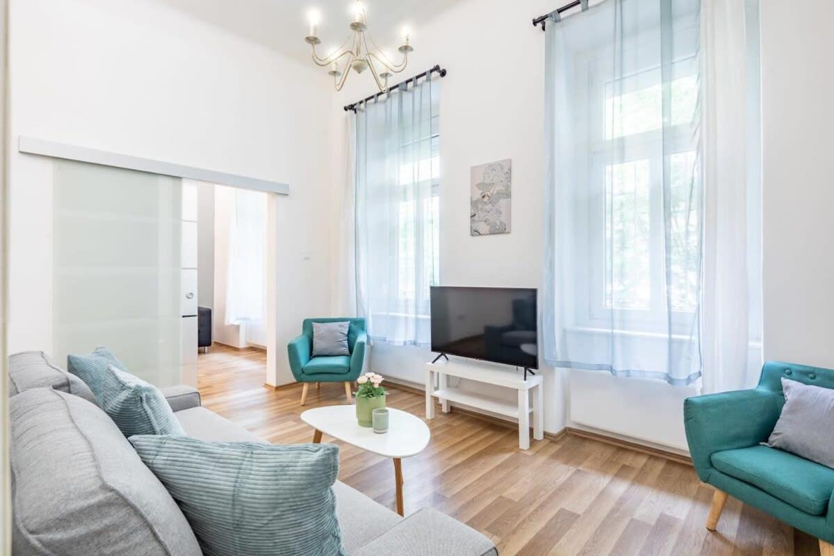 Comfy And Bright In The Center Apartamento