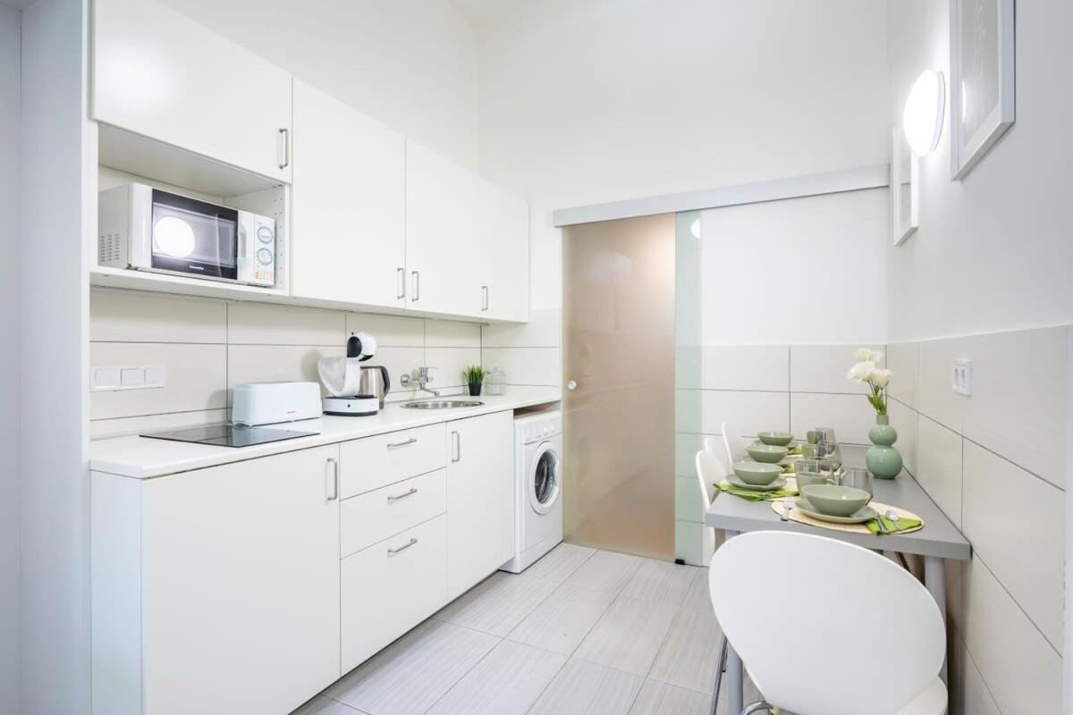Comfy And Bright In The Center Apartamento