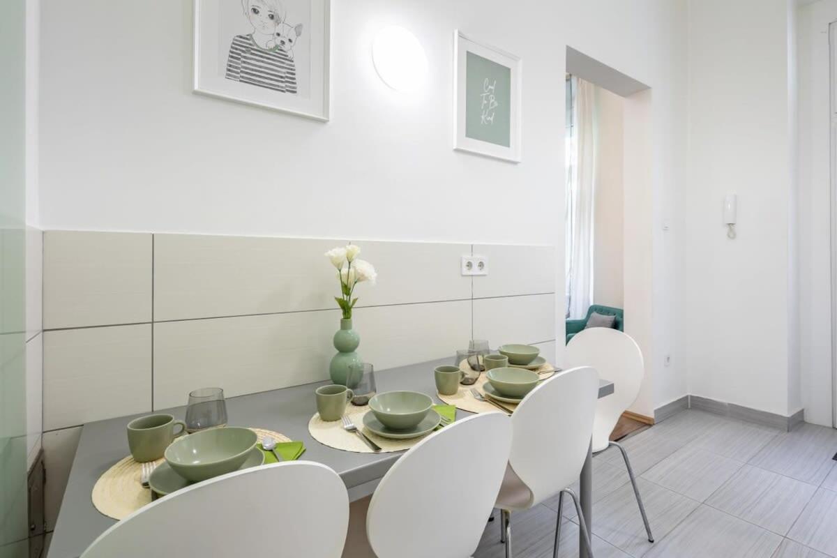 Comfy And Bright In The Center Apartamento
