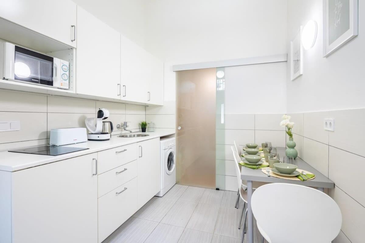 Comfy And Bright In The Center Apartamento